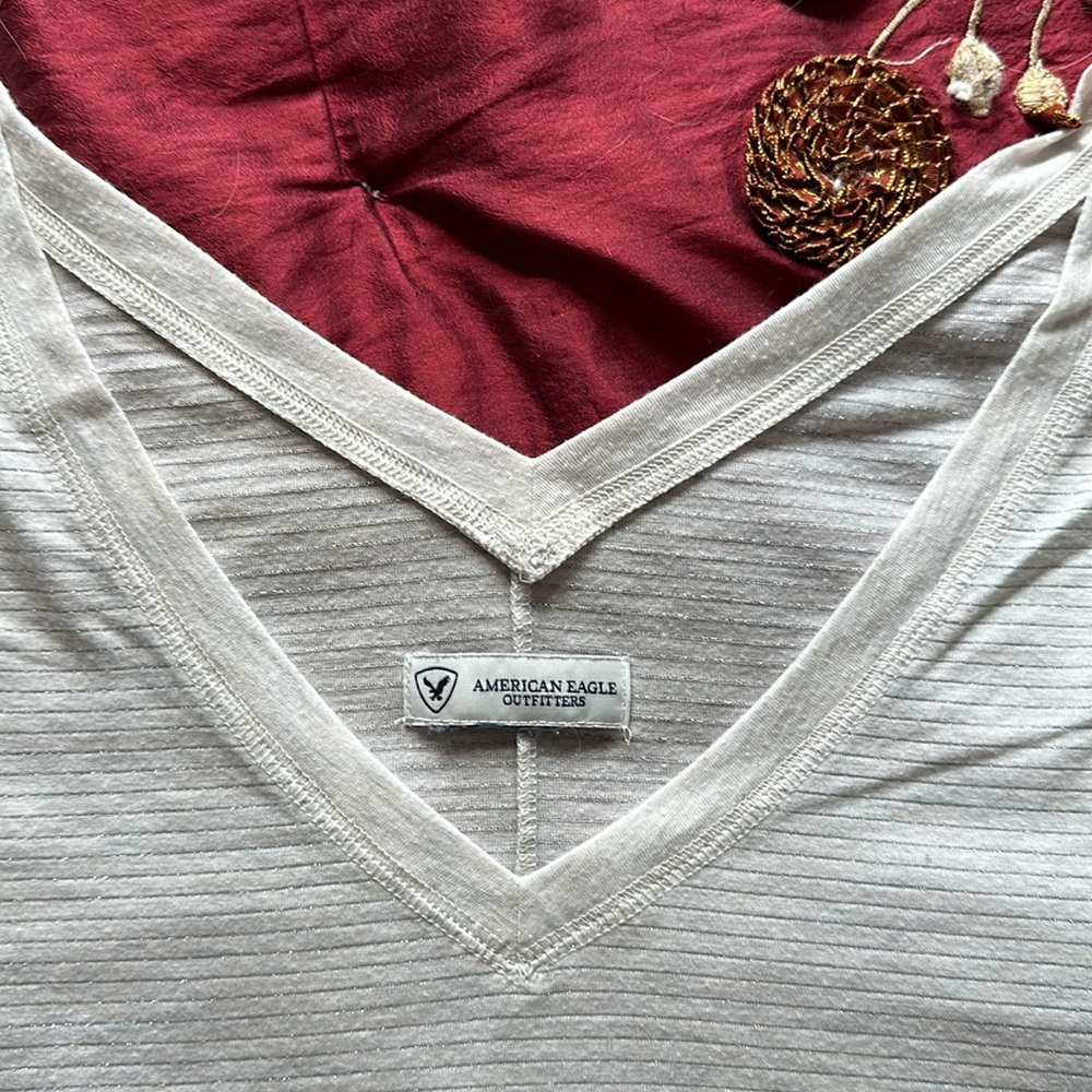 3/$15 AMERICAN EAGLE LONG SLEEVE FRONT/BACK V-SHIRT TOP RIB CUFFS/WAIST CREAM - Picture 2 of 8